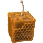 Svíčka ze včelího vosku Kostka vzor plástev