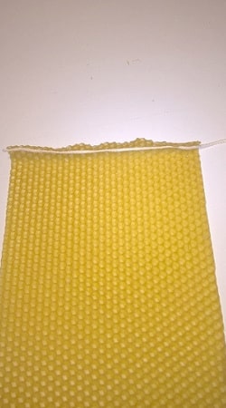 Svíčky ze včelího vosku stáčené 1