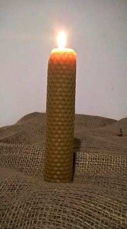 Svíčky ze včelího vosku stáčené